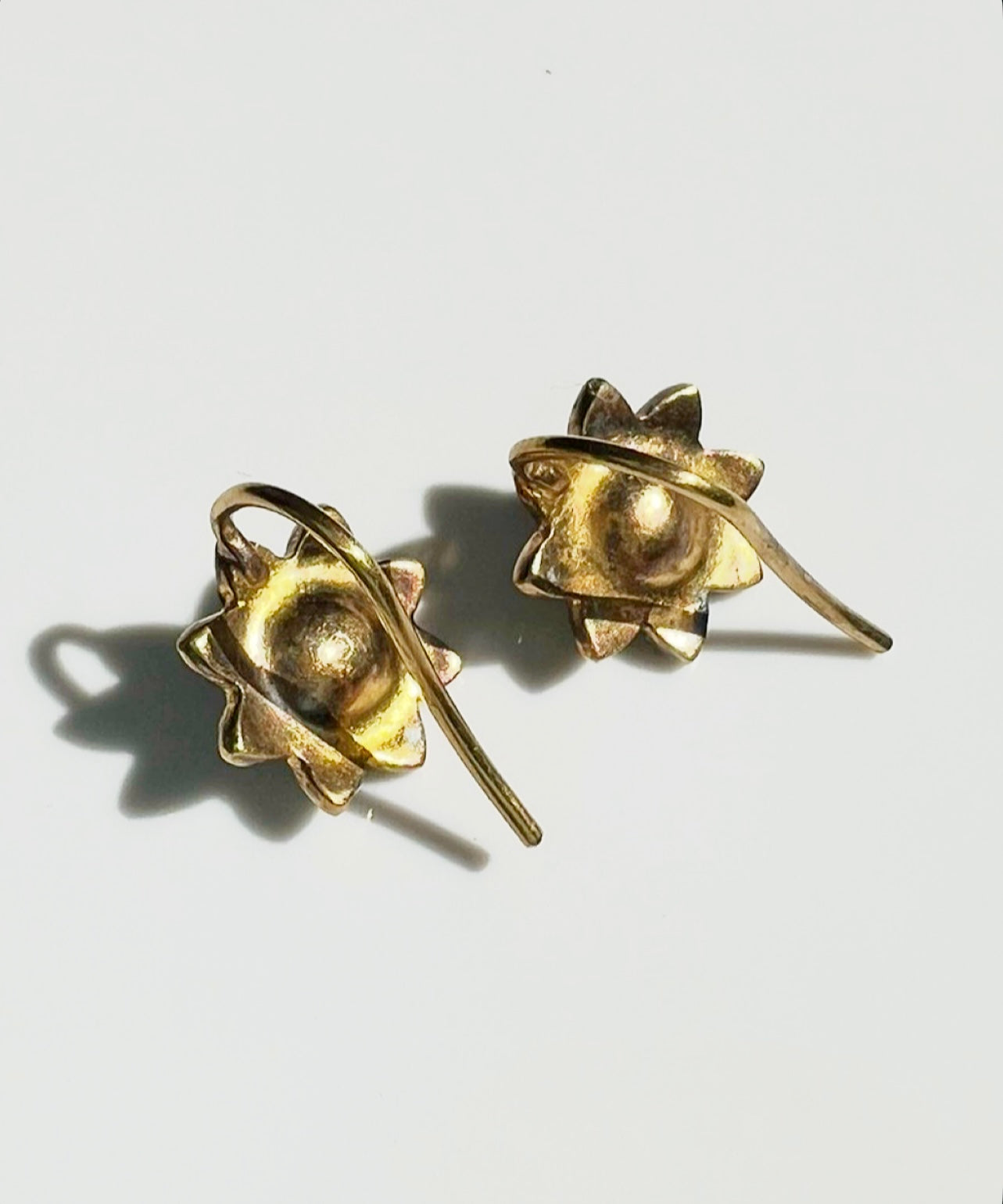 ANTIQUE • Victorian 18k Yellow Gold Banded Agate & Saltwater Pearl Flower Earrings
