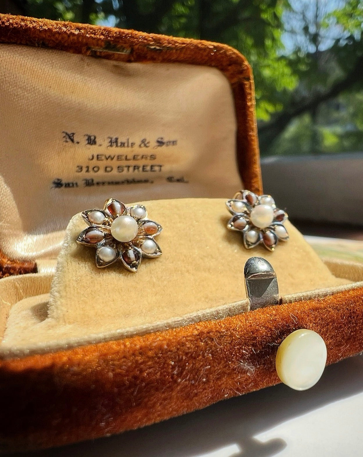 ANTIQUE • Victorian 18k Yellow Gold Banded Agate & Saltwater Pearl Flower Earrings