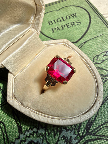 VINTAGE • Retro 10k Yellow Gold w/ Vibrant Fuchsia Synthetic Ruby Ring