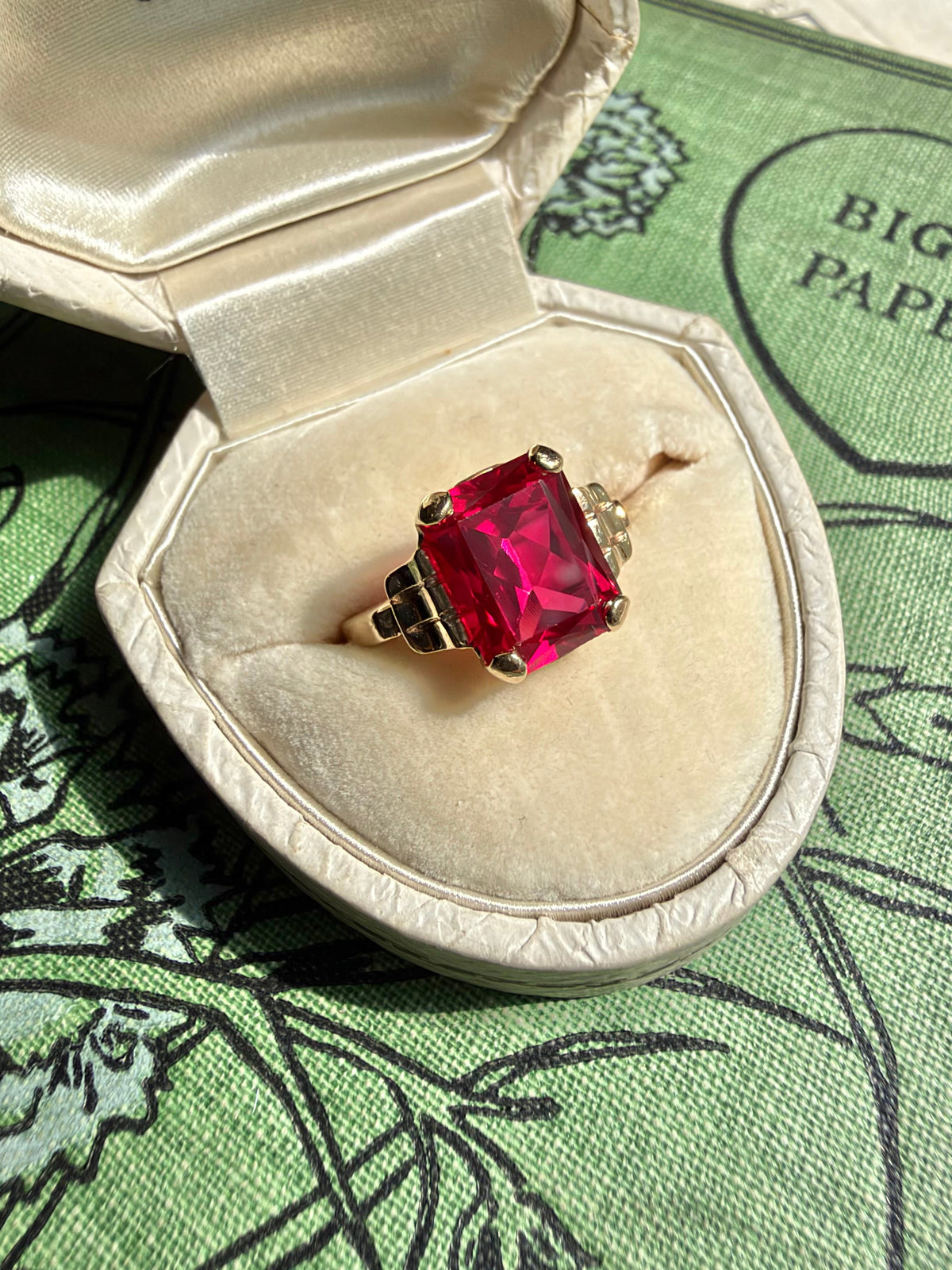 VINTAGE • Retro 10k Yellow Gold w/ Vibrant Fuchsia Synthetic Ruby Ring