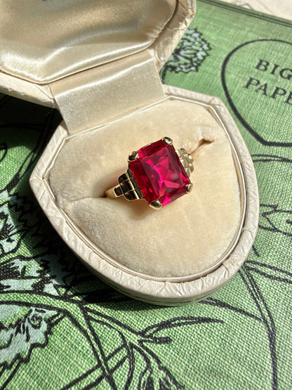 VINTAGE • Retro 10k Yellow Gold w/ Vibrant Fuchsia Synthetic Ruby Ring