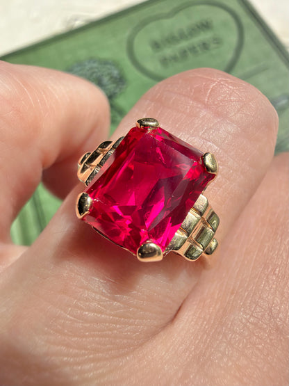 VINTAGE • Retro 10k Yellow Gold w/ Vibrant Fuchsia Synthetic Ruby Ring