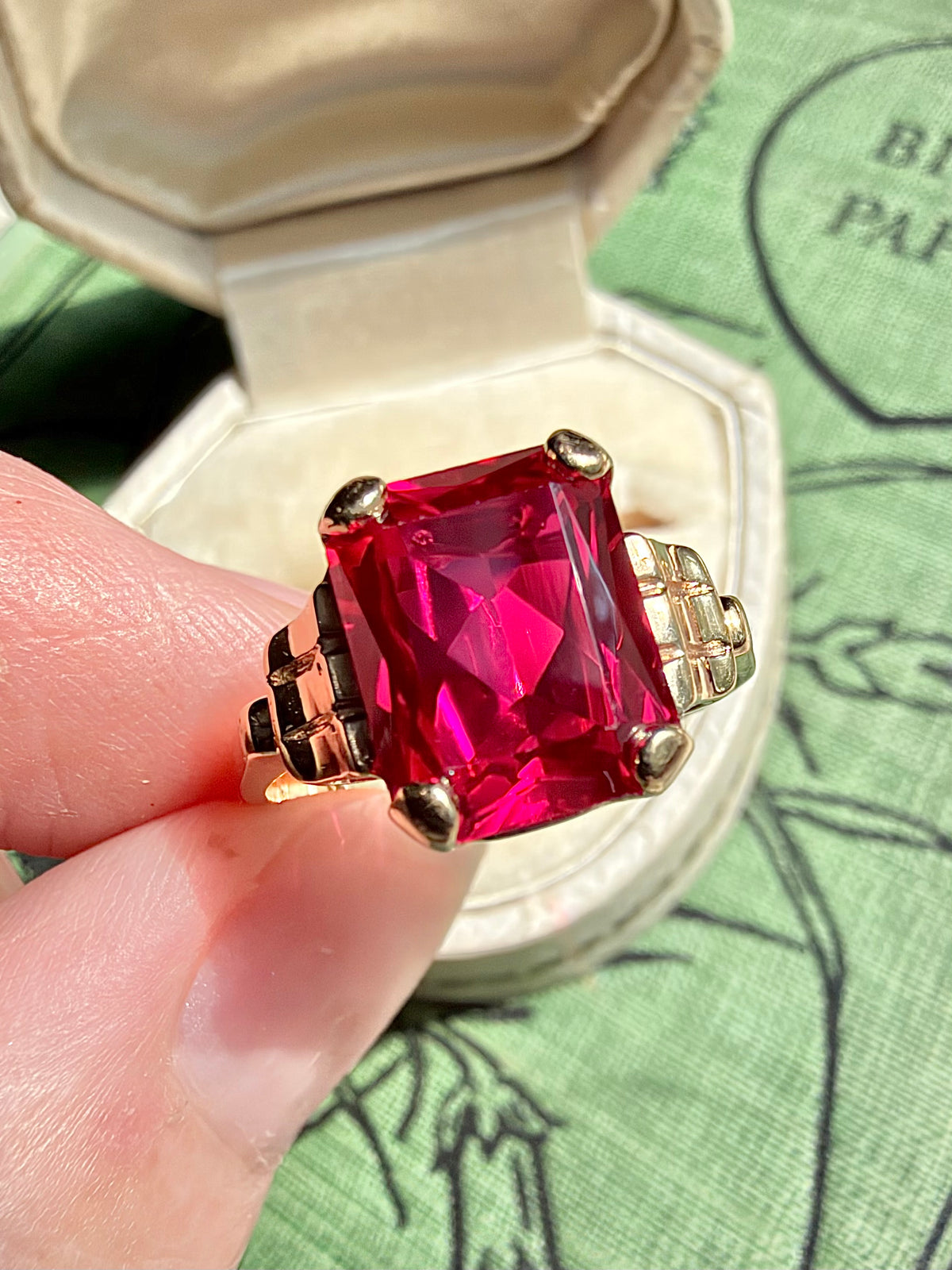 VINTAGE • Retro 10k Yellow Gold w/ Vibrant Fuchsia Synthetic Ruby Ring