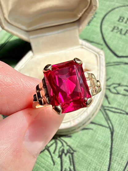 VINTAGE • Retro 10k Yellow Gold w/ Vibrant Fuchsia Synthetic Ruby Ring