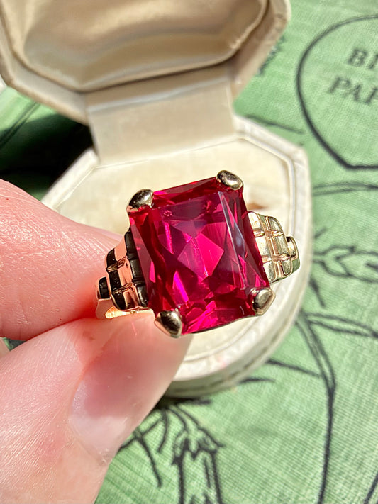 VINTAGE • Retro 10k Yellow Gold w/ Vibrant Fuchsia Synthetic Ruby Ring