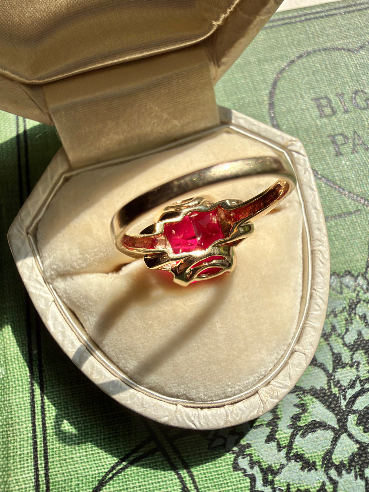 VINTAGE • Retro 10k Yellow Gold w/ Vibrant Fuchsia Synthetic Ruby Ring